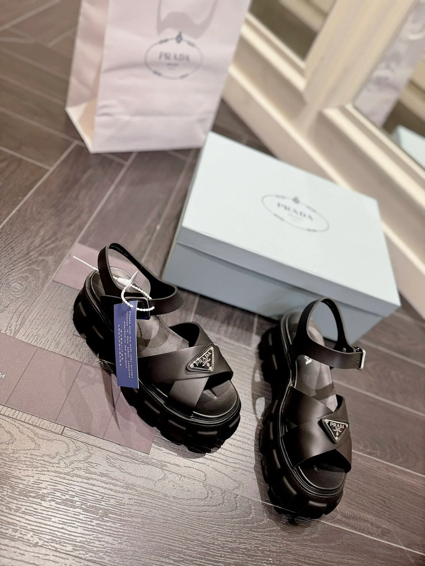 👟👟Ex-factory price 460👟👟 prada Roman shoes will definitely make you fall in love with them! The latest spring and summer sawtooth Roman braided thick-soled sandals E64, retro, fashionable and avant-garde gear teeth, 55mm thick-soled soles and uppers, making the whole pair of shoes light and comfortable. Bright colors, a variety of choices to satisfy fashionable people of different styles! The iconic metal triangle logo is paired with the shape of ancient beach sandals. Every design element is fashionable! Color: black and white Size: 35-41